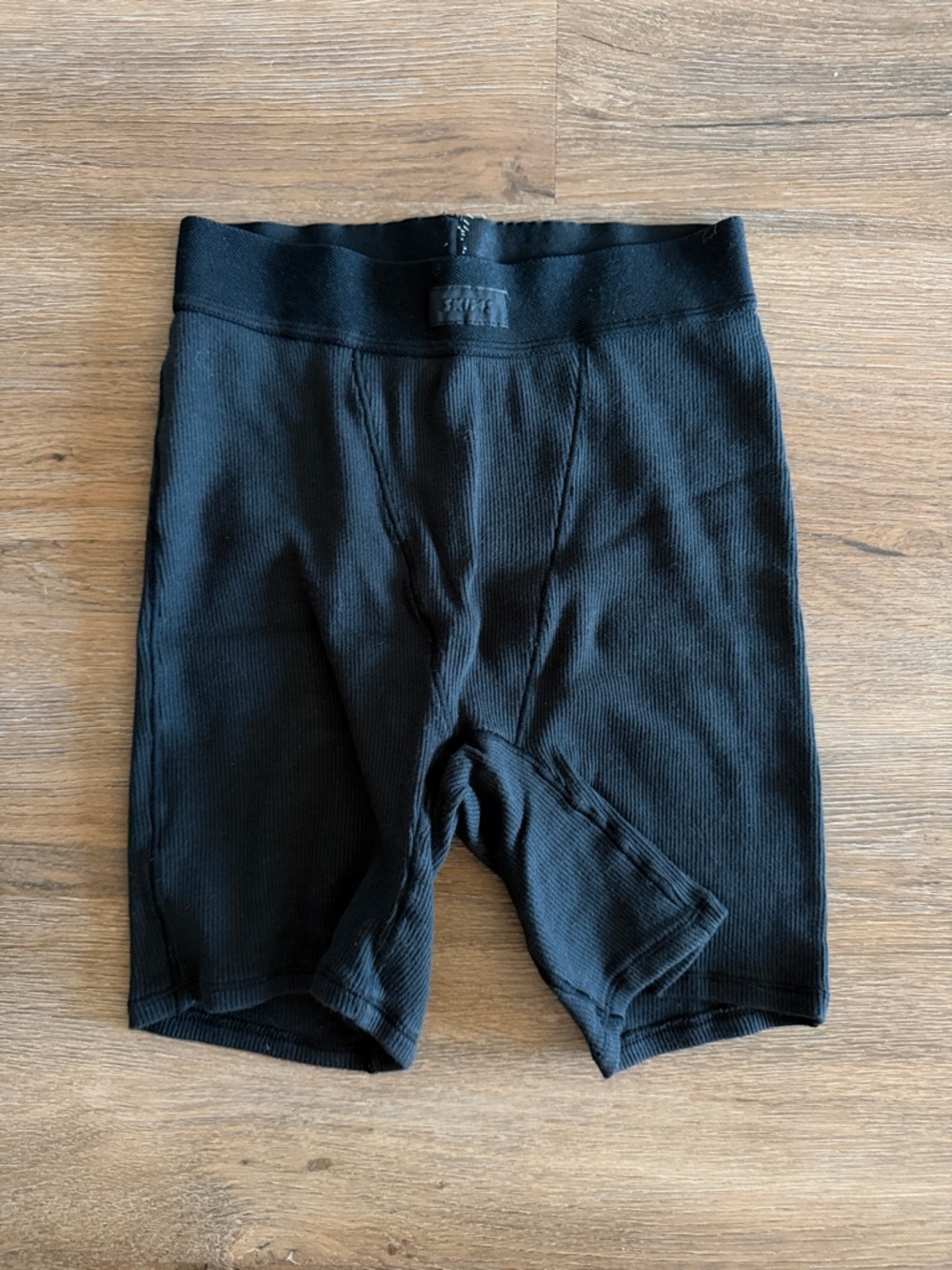 SKIMS Cotton Rib Boxer Short Soot - Picture 4 of 7
